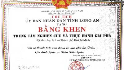 Lễ trao tặng gia phả họ Trần (nhân ngày lễ Đại tường GS Trần Văn Giàu)